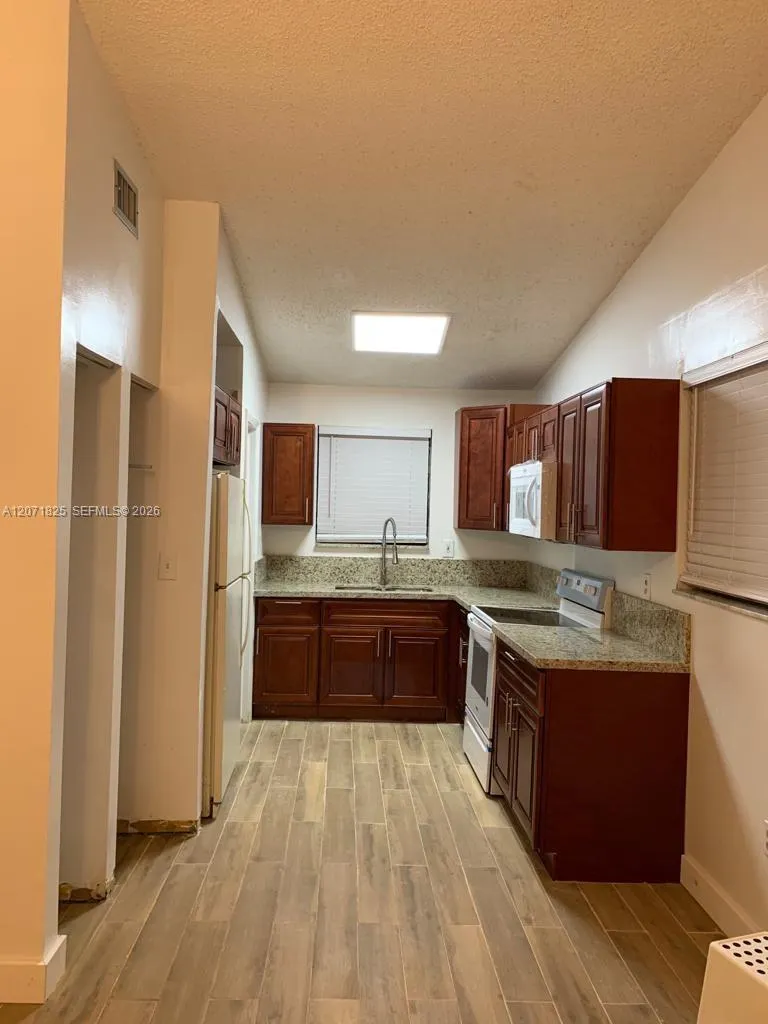 1008 SW 8th St #1008 Hallandale Beach, FL 33009