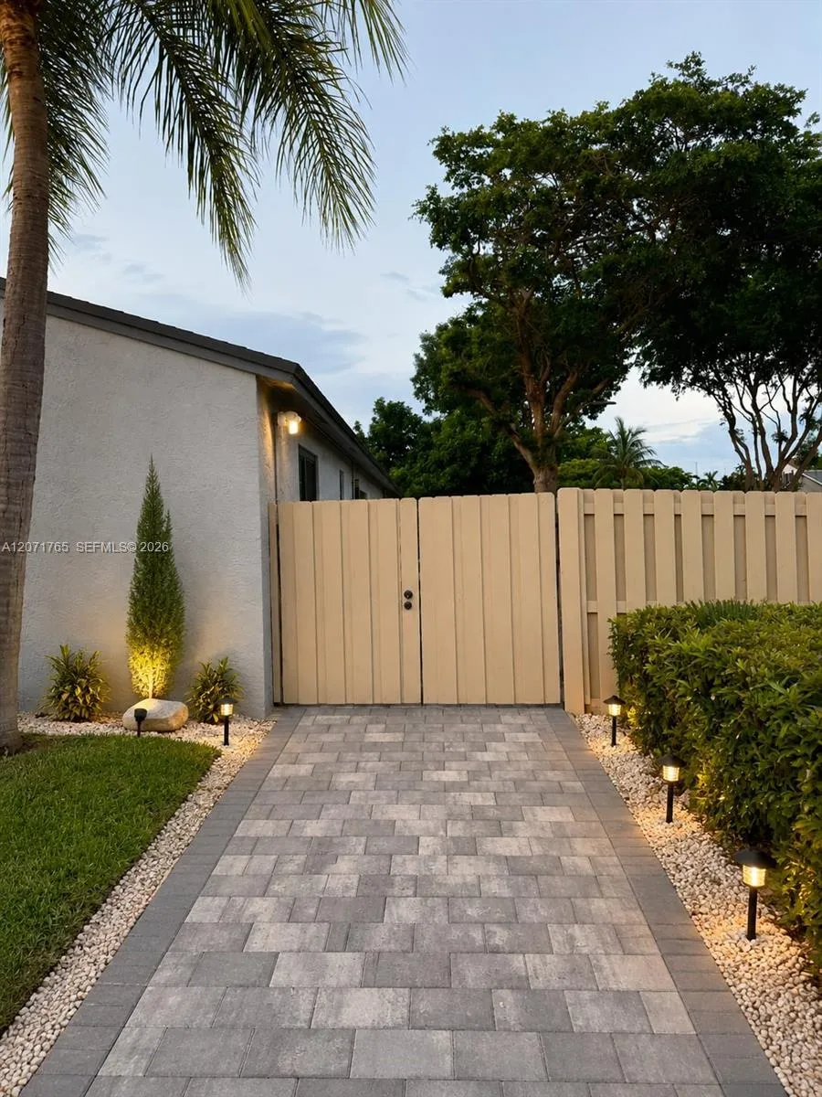 8601 NW 192nd Ter Hialeah, FL 33015