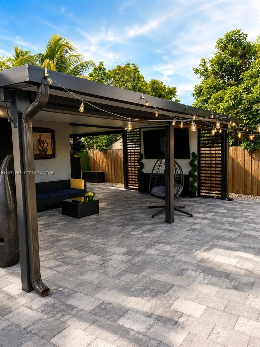 8601 NW 192nd Ter Hialeah, FL 33015