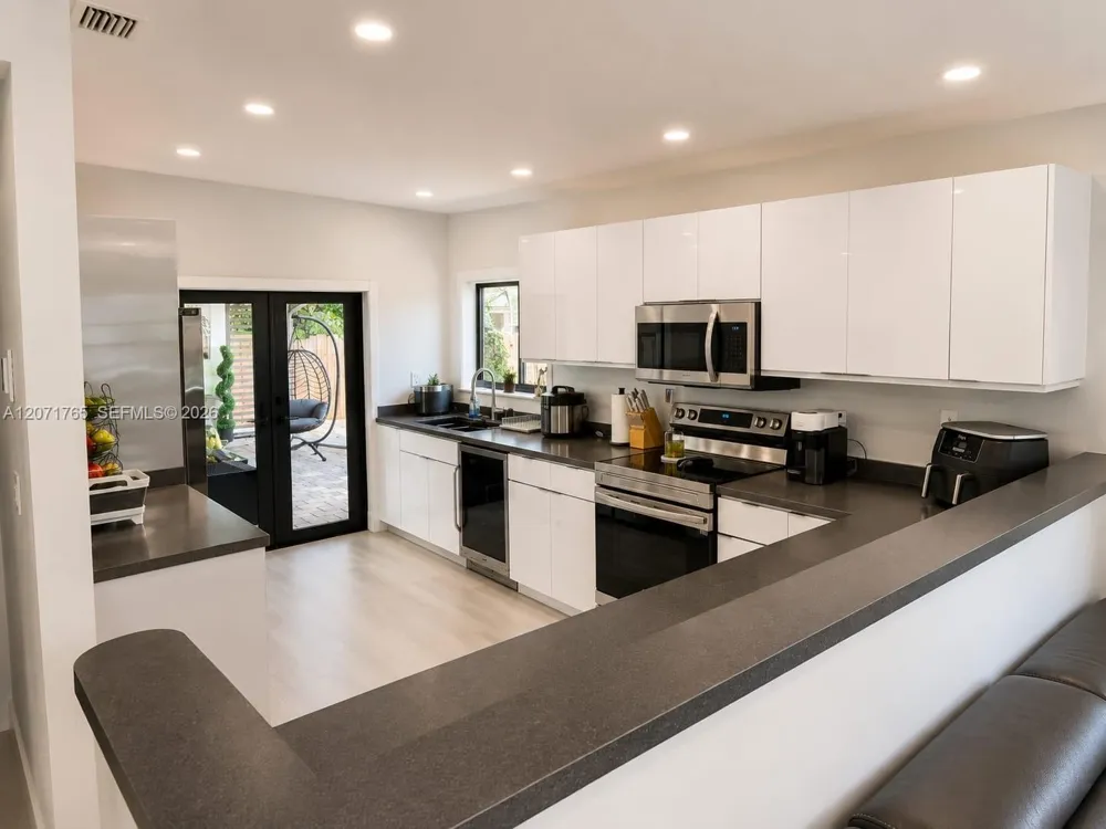 8601 NW 192nd Ter Hialeah, FL 33015