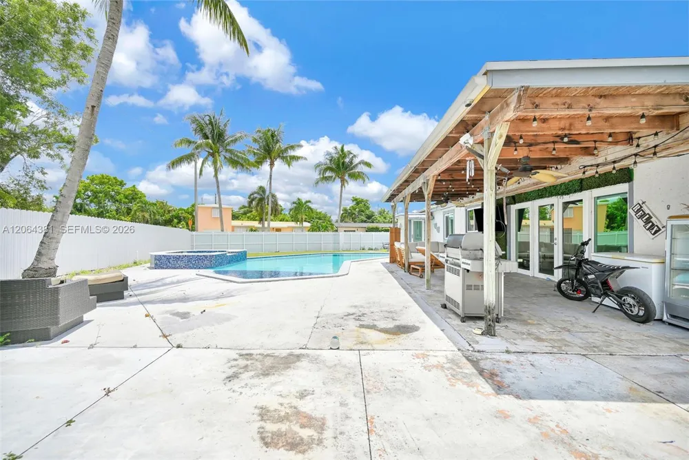 8251 NW 185th St Hialeah, FL 33015