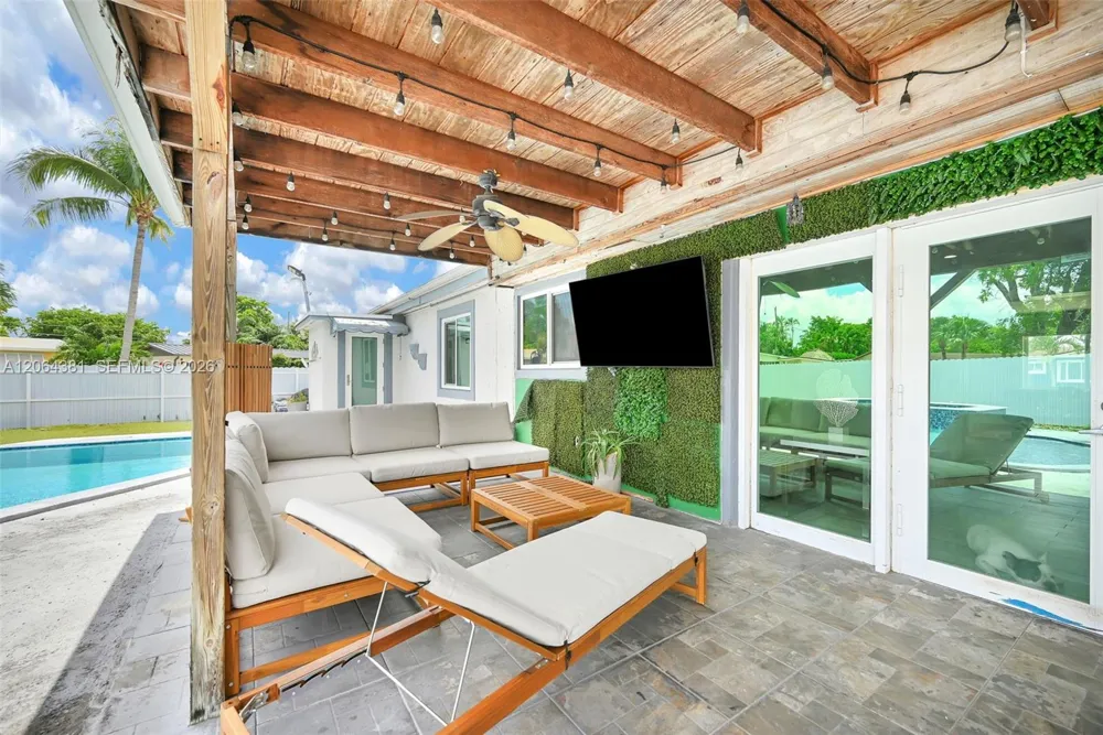 8251 NW 185th St Hialeah, FL 33015