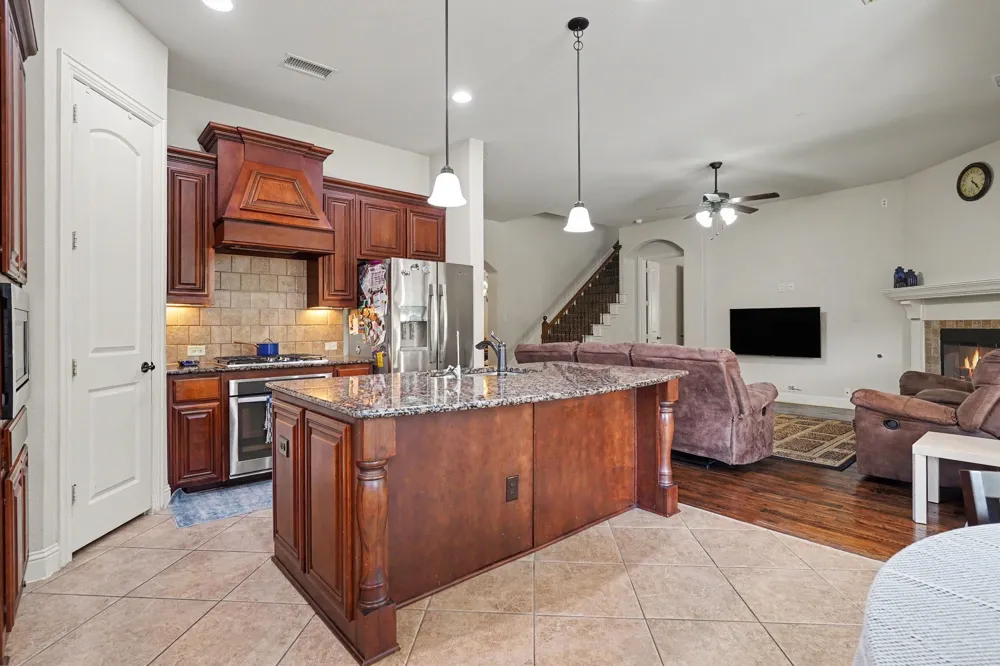 2412 Lynbridge Drive Plano, TX 75025