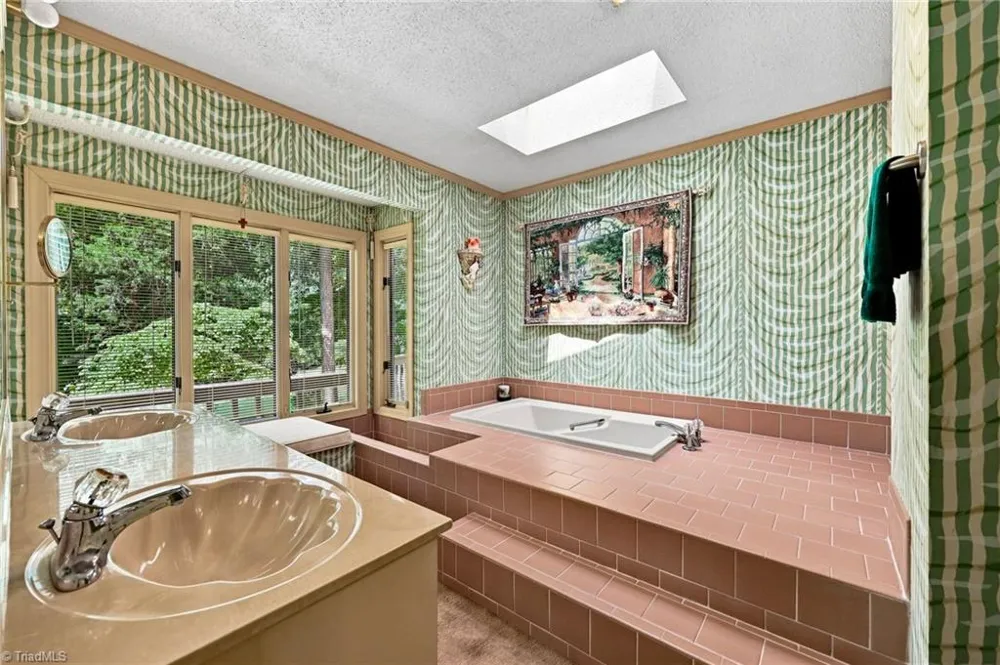 4401 Oakview Drive Trinity, NC 27370