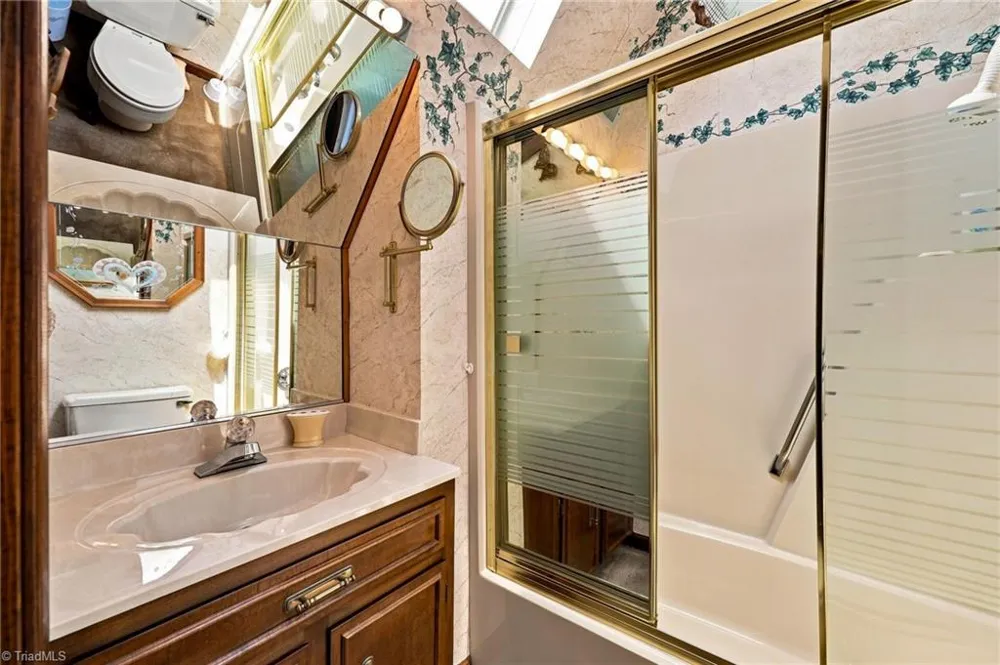 4401 Oakview Drive Trinity, NC 27370