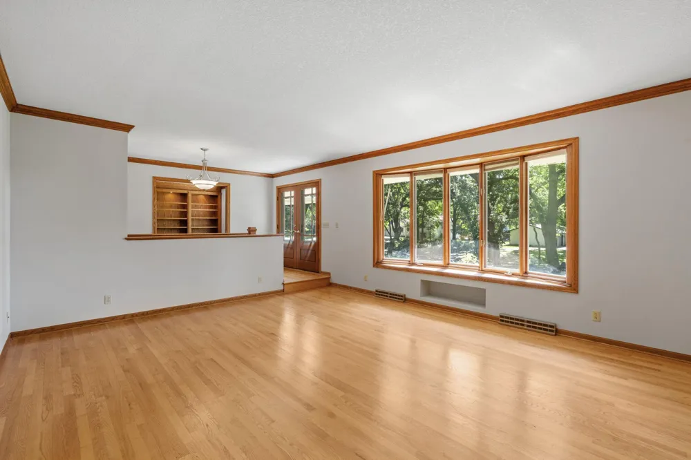 5010 Diane Drive Minnetonka, MN 55343