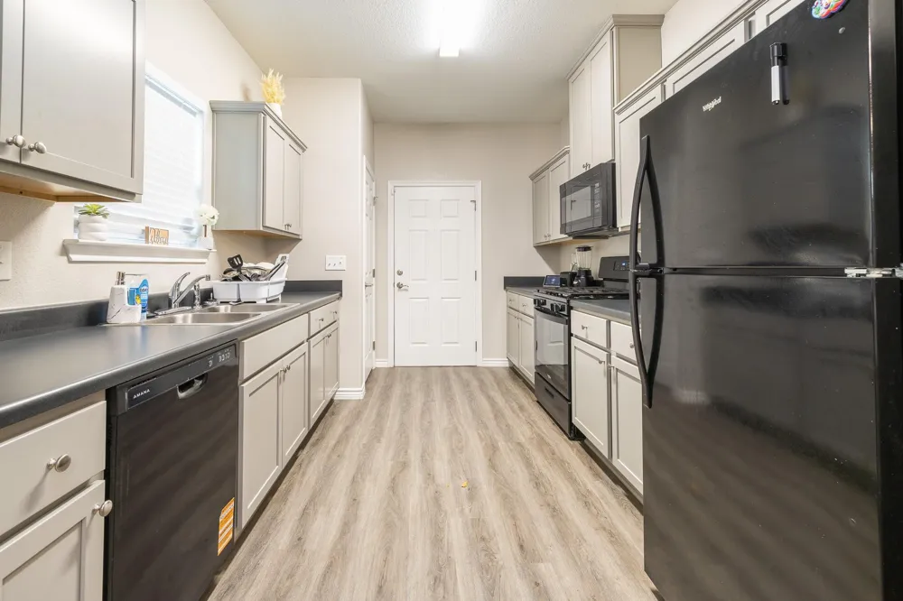 2011 Nottingham Street Pasadena, TX 77502