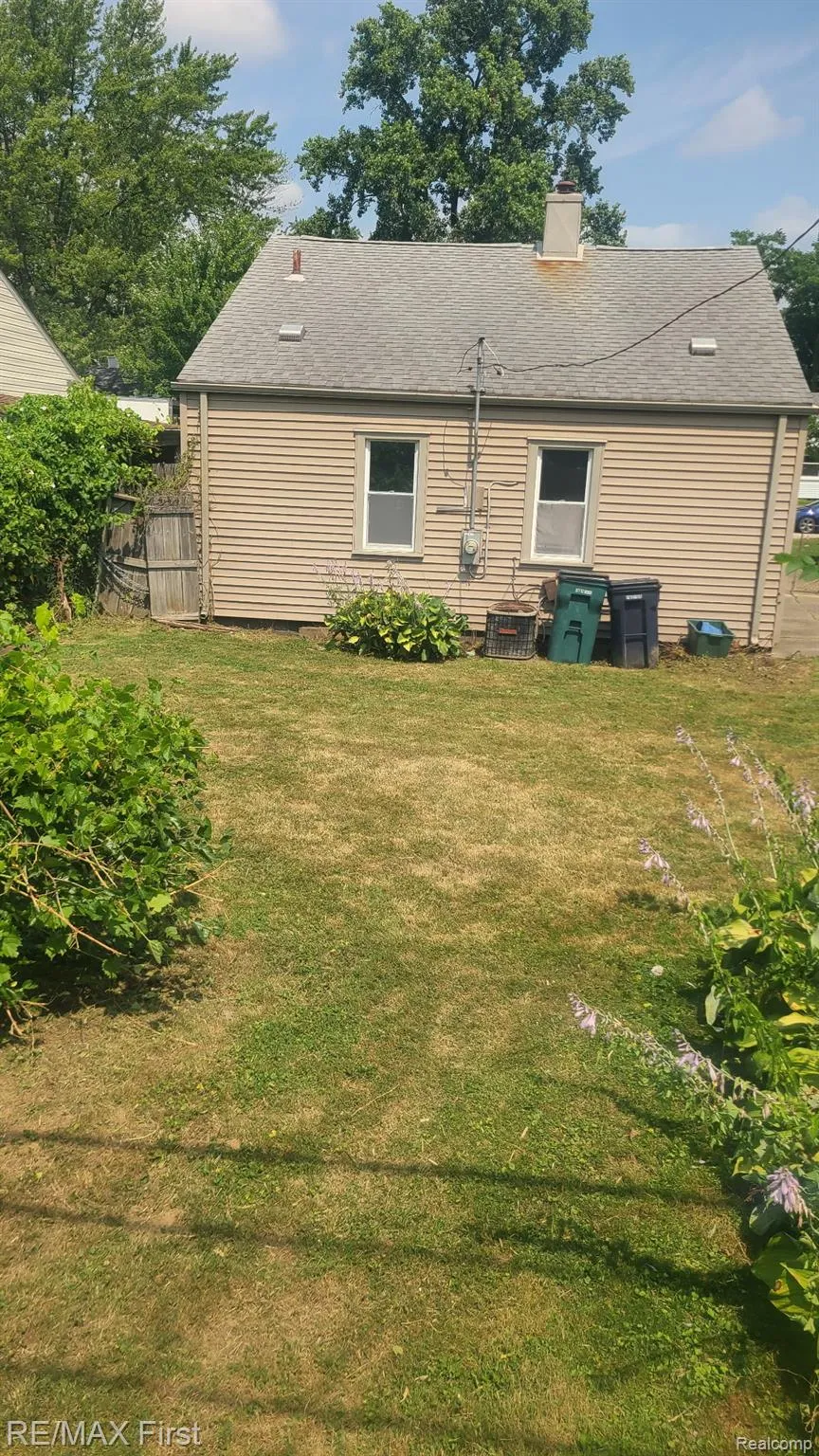 2220 Rowland Avenue Royal Oak City, MI 48067