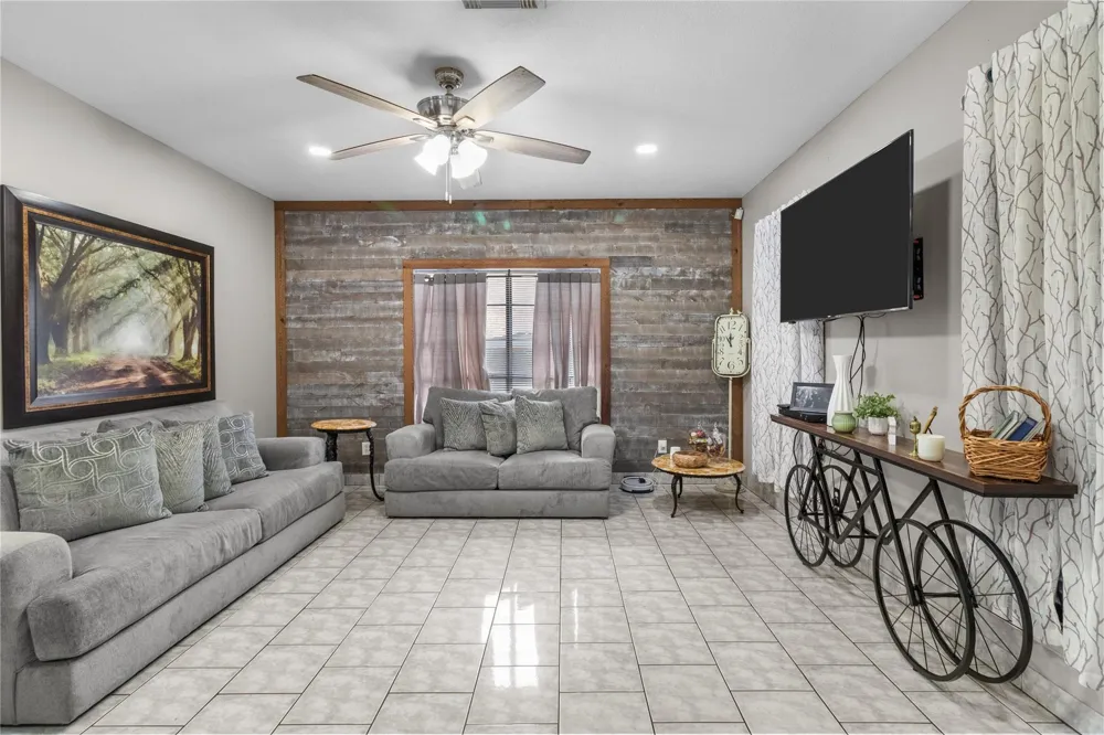 1011 Iowa Street South Houston, TX 77587