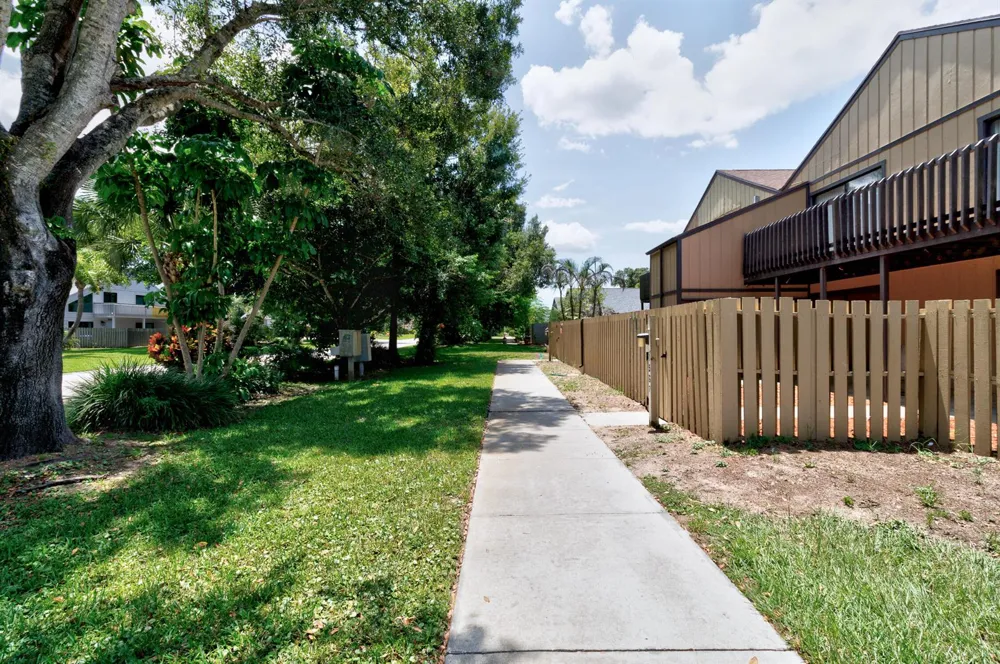 1567 39TH AVENUE #Q4 Vero Beach, FL 32960
