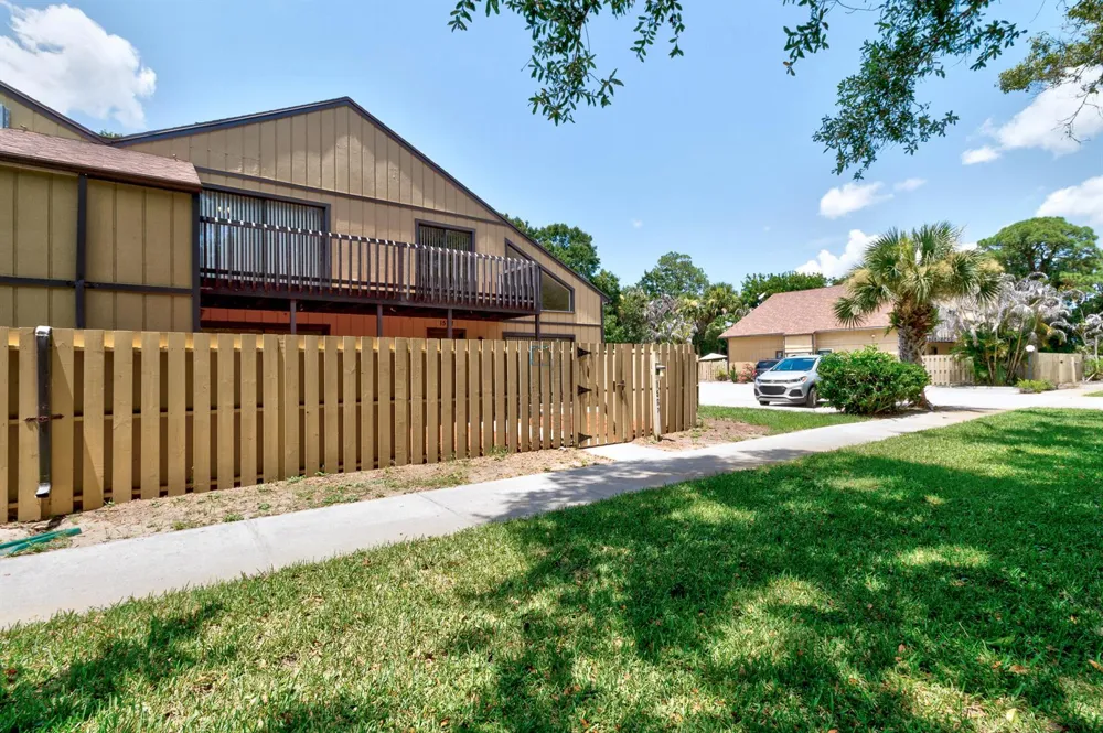 1567 39TH AVENUE #Q4 Vero Beach, FL 32960