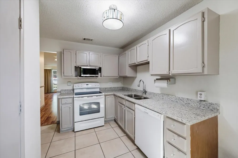 814 Rock Creek Drive Euless, TX 76039