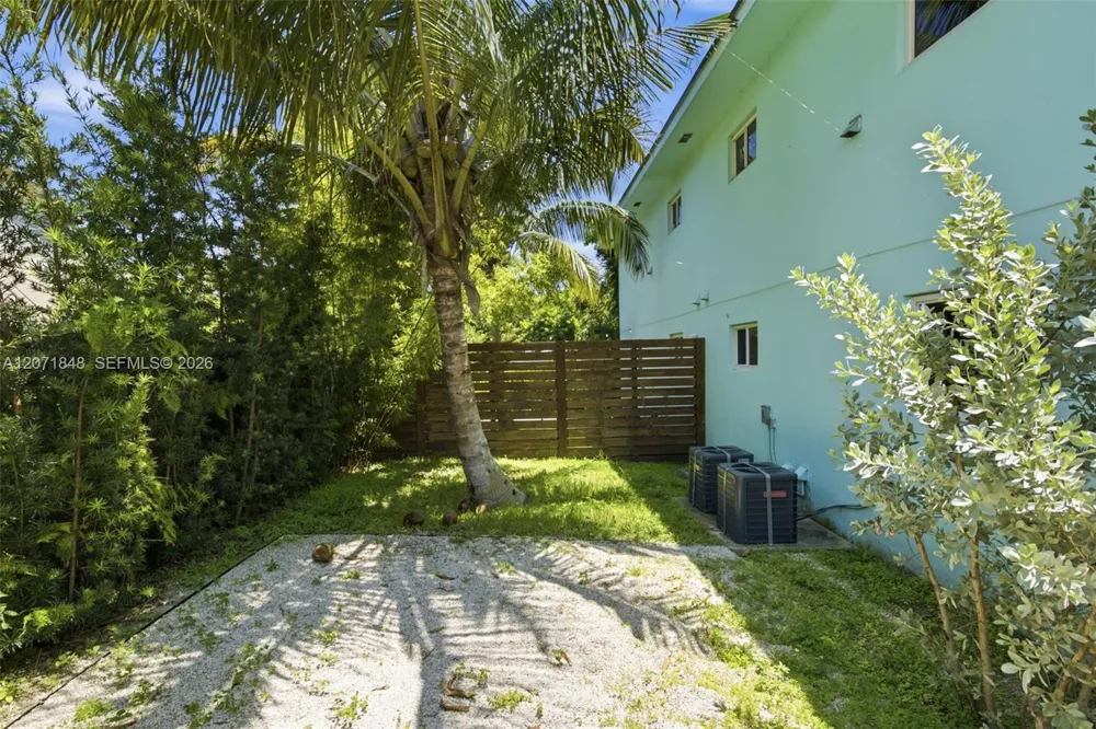 127 NW 74th St #2 Miami, FL 33150