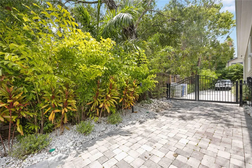 1623 8TH AVENUE W Bradenton, FL 34205