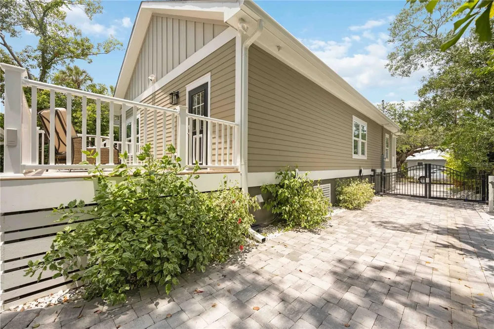 1623 8TH AVENUE W Bradenton, FL 34205