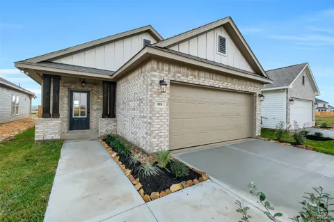 818 Countryside Glade Lane