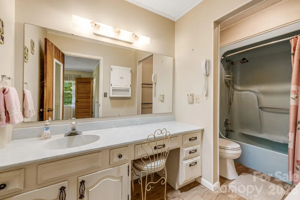 11 E Ridgeway Drive Weaverville, NC 28787