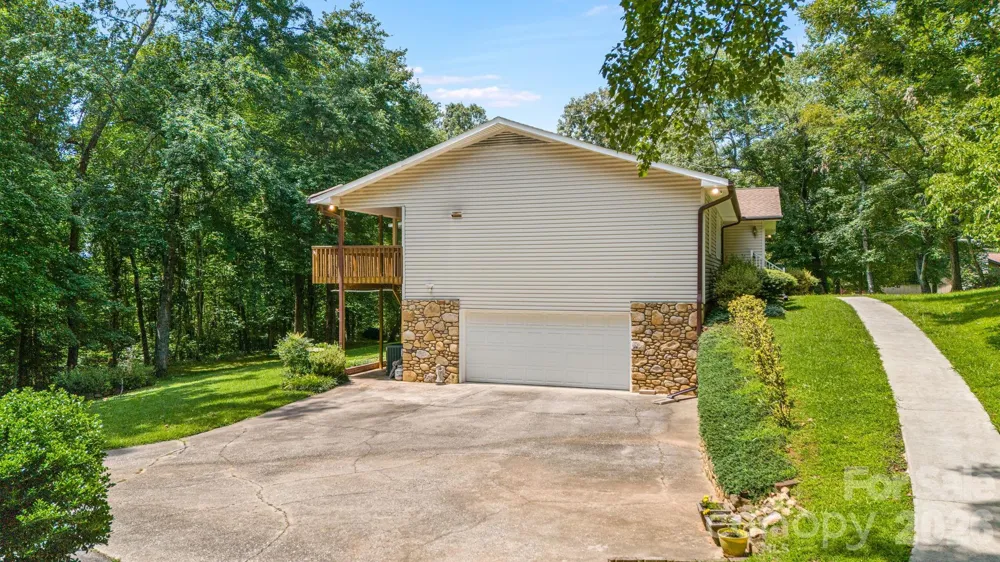11 E Ridgeway Drive Weaverville, NC 28787