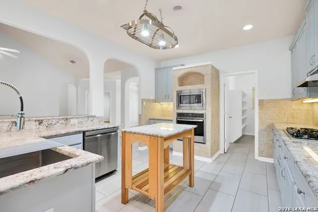9631 Maytum Cir Helotes, TX 78023