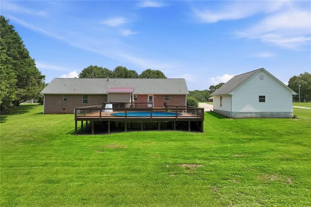 5573 Clarks Bridge Road Clermont, GA 30527