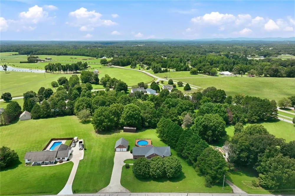 5573 Clarks Bridge Road Clermont, GA 30527