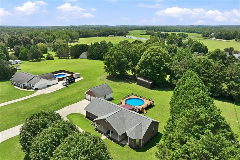 5573 Clarks Bridge Road Clermont, GA 30527