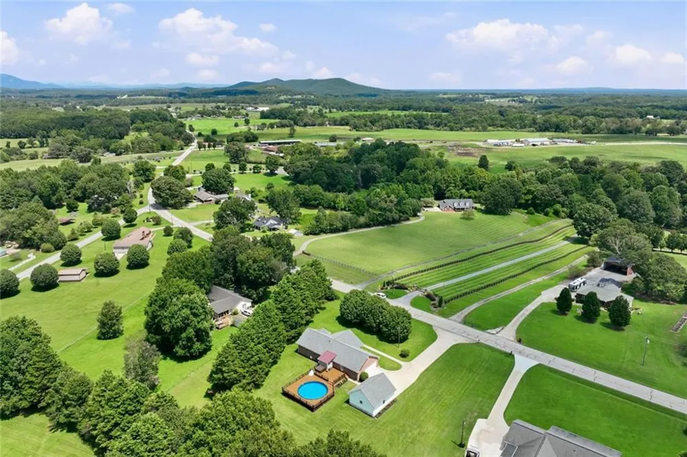 5573 Clarks Bridge Road Clermont, GA 30527