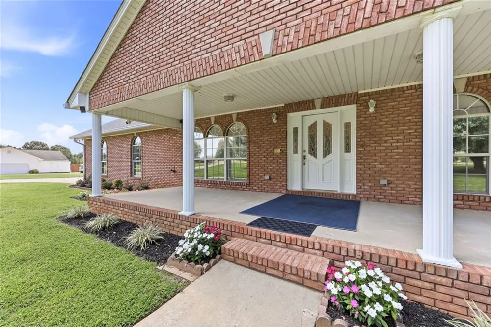 5573 Clarks Bridge Road Clermont, GA 30527
