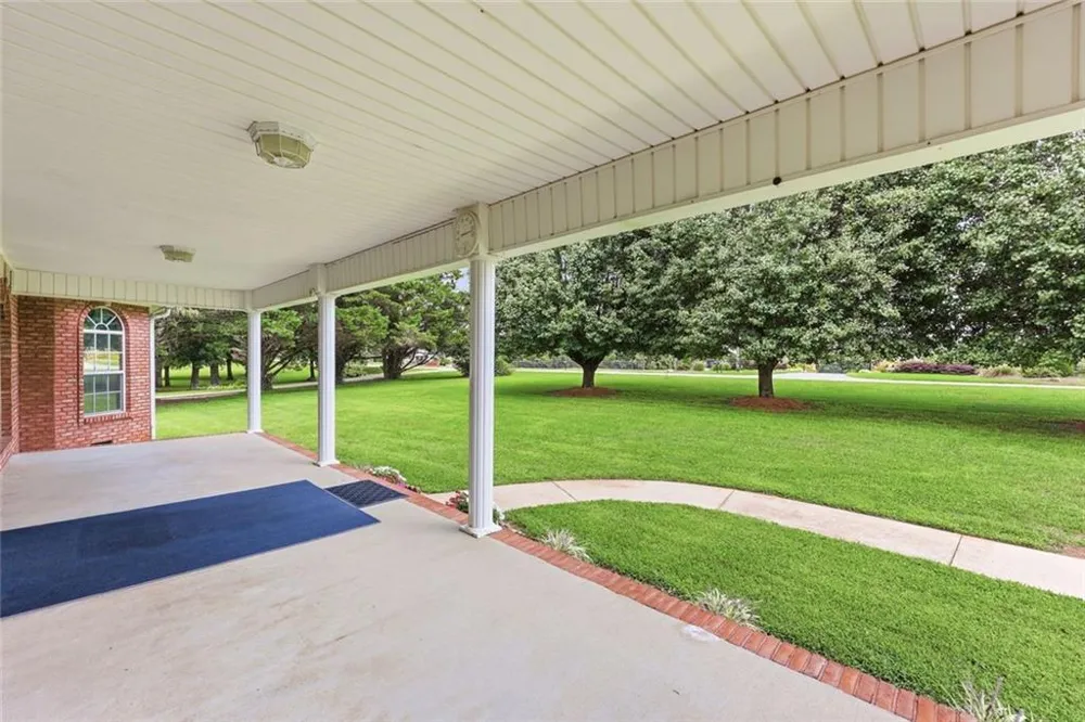 5573 Clarks Bridge Road Clermont, GA 30527