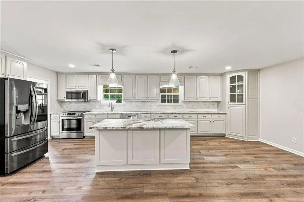 5573 Clarks Bridge Road Clermont, GA 30527