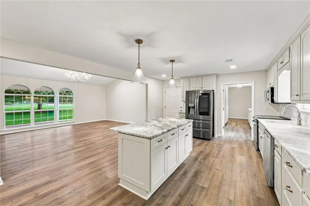 5573 Clarks Bridge Road Clermont, GA 30527