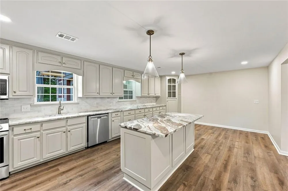 5573 Clarks Bridge Road Clermont, GA 30527