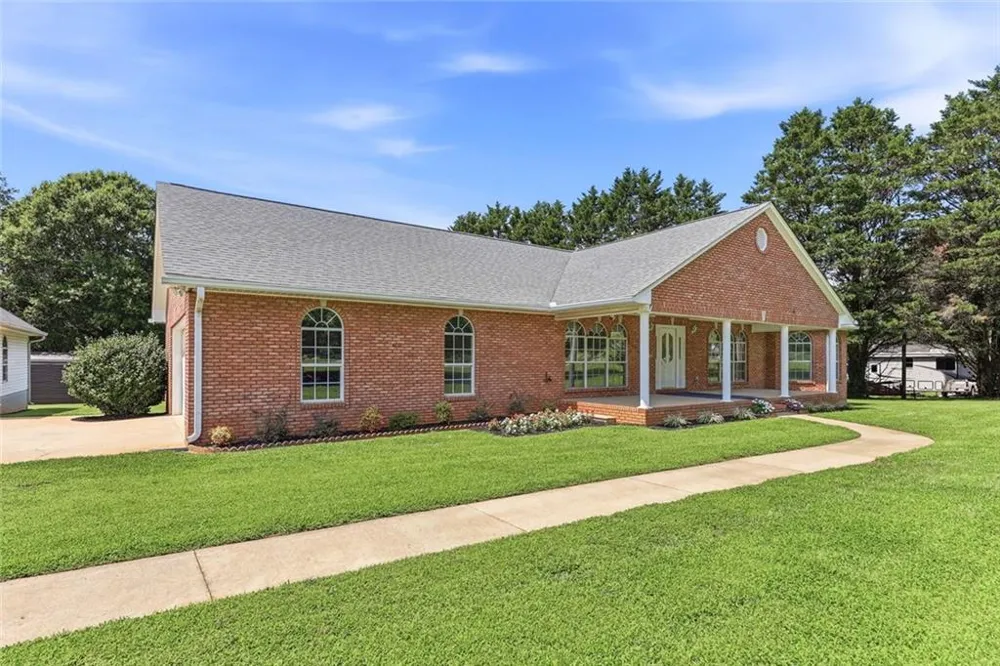 5573 Clarks Bridge Road Clermont, GA 30527