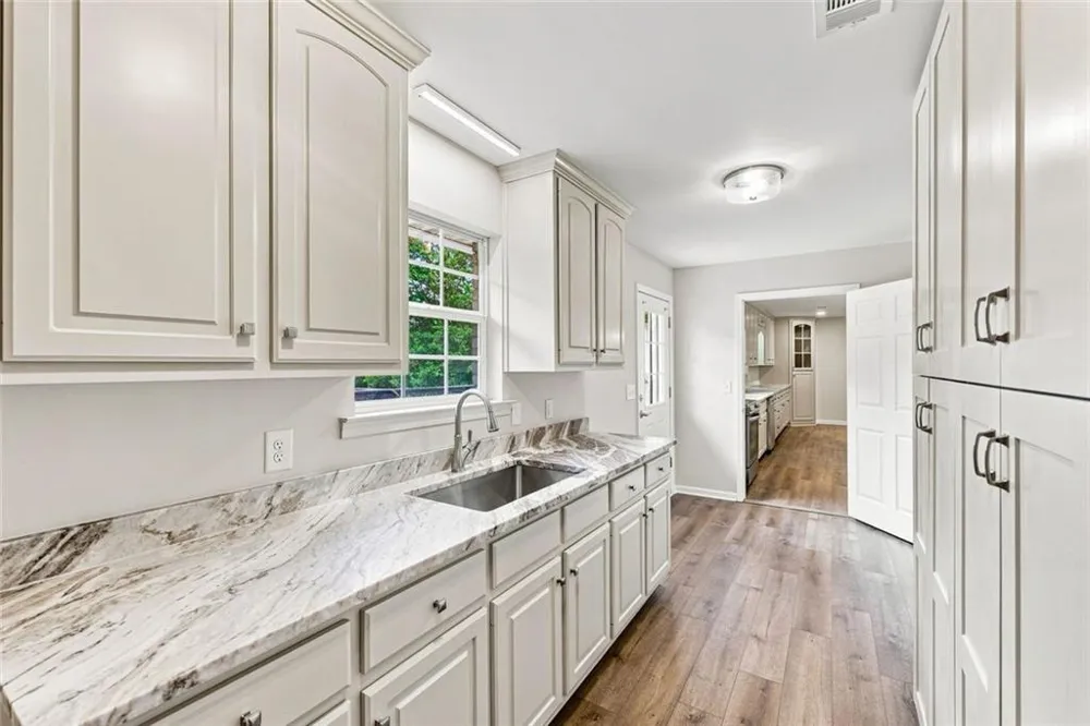 5573 Clarks Bridge Road Clermont, GA 30527