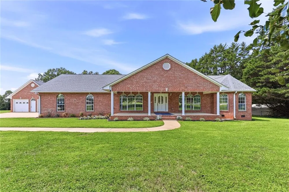 5573 Clarks Bridge Road Clermont, GA 30527
