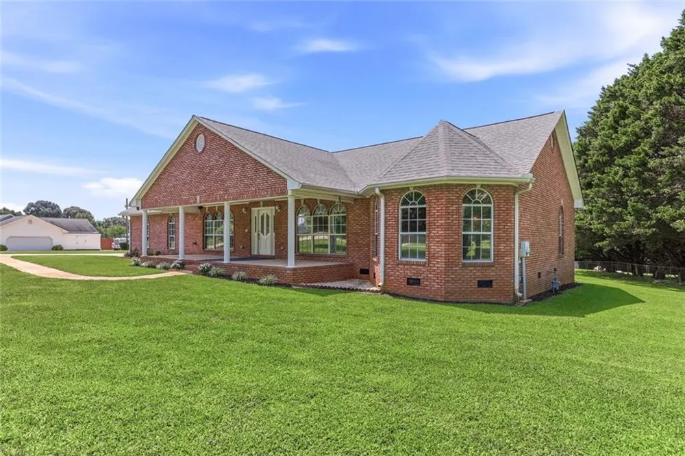 5573 Clarks Bridge Road Clermont, GA 30527