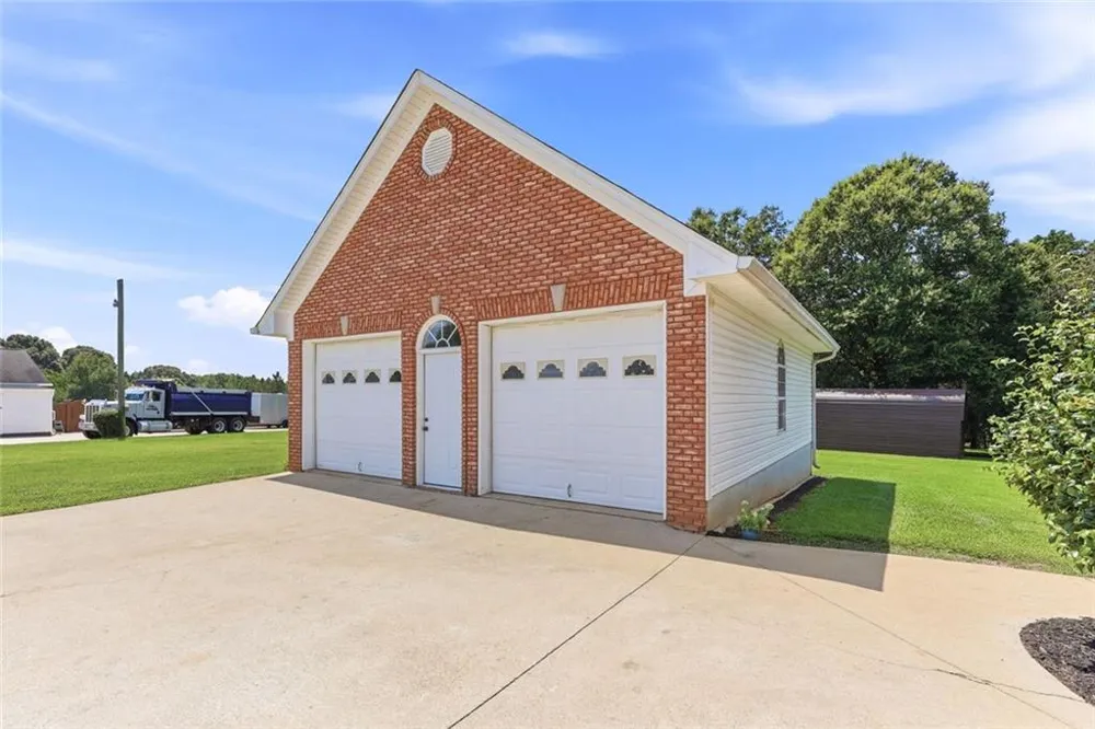 5573 Clarks Bridge Road Clermont, GA 30527