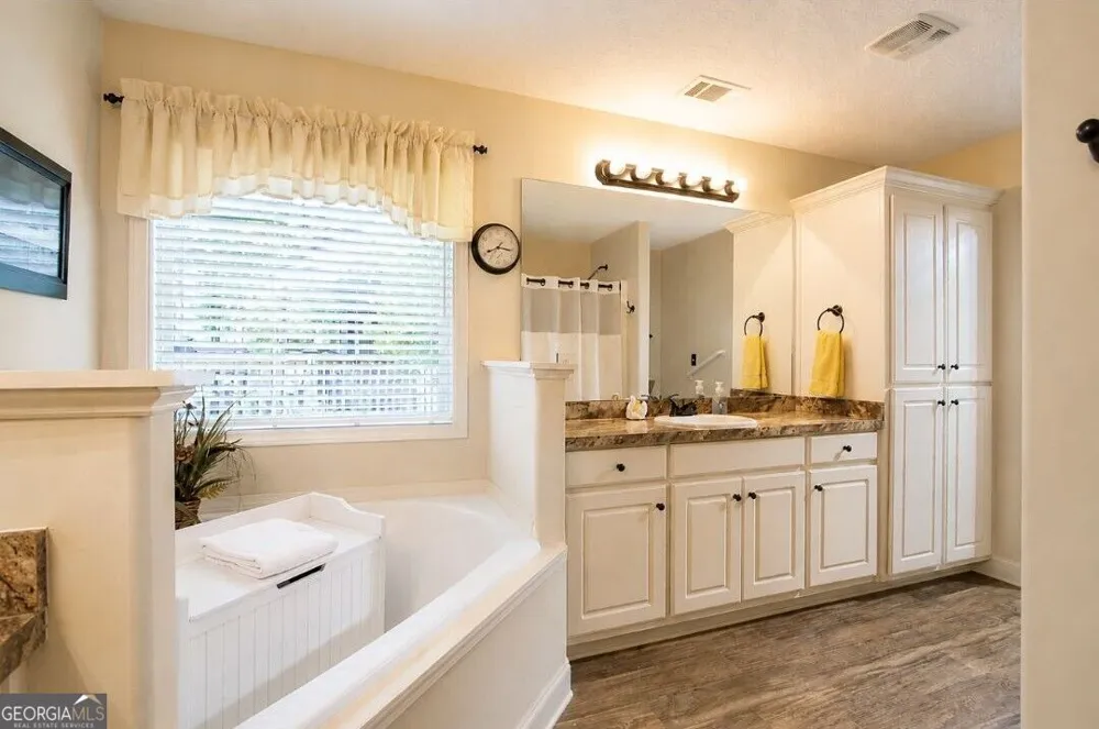 107 Cooper CT Statham, GA 30666