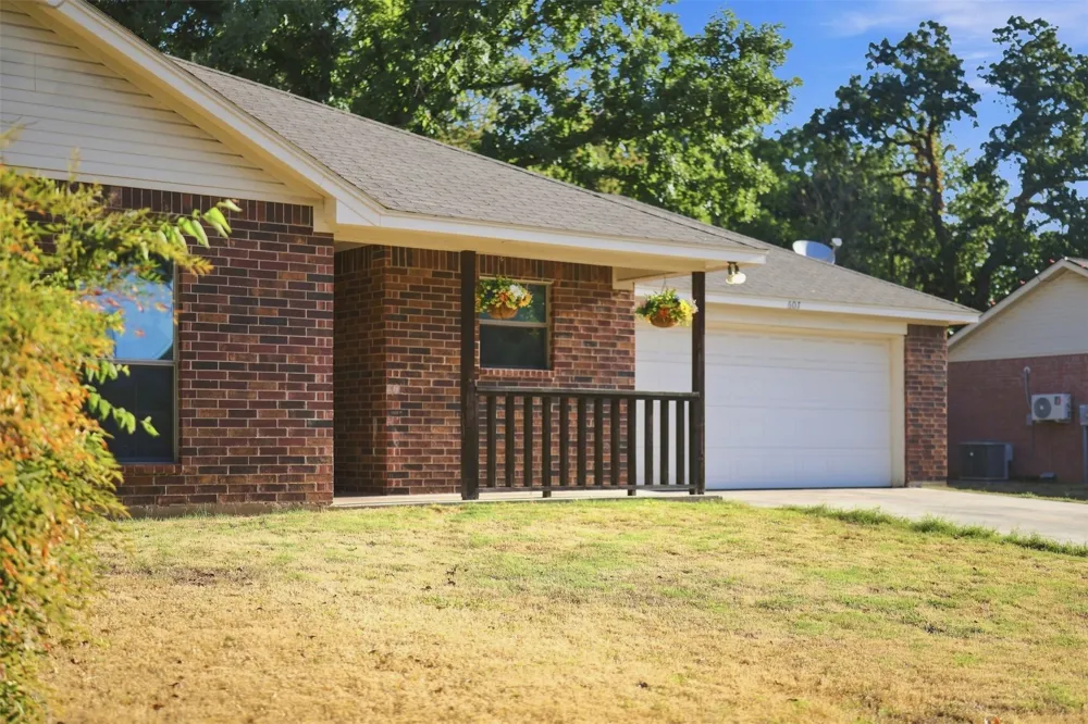 607 E Water Street Weatherford, TX 76086
