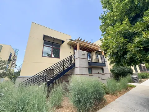 1350 Rosewood Avenue