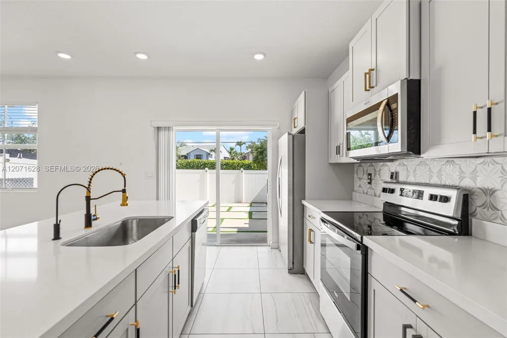 837 SE 16th Ct Homestead, FL 33034