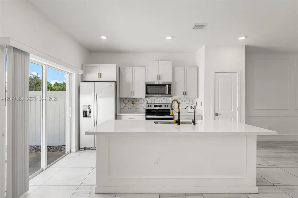837 SE 16th Ct Homestead, FL 33034