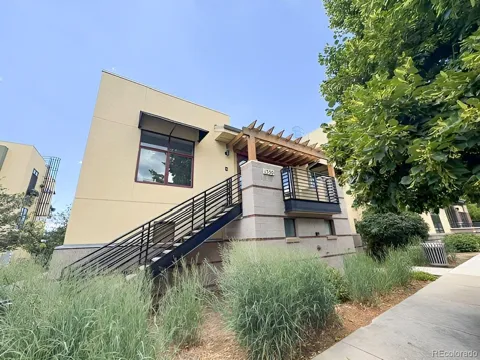 1350 Rosewood Avenue