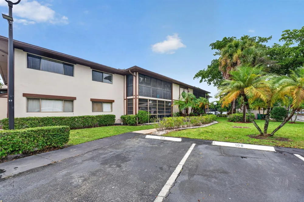 9474 S BELFORT CIRCLE #206 Tamarac, FL 33321