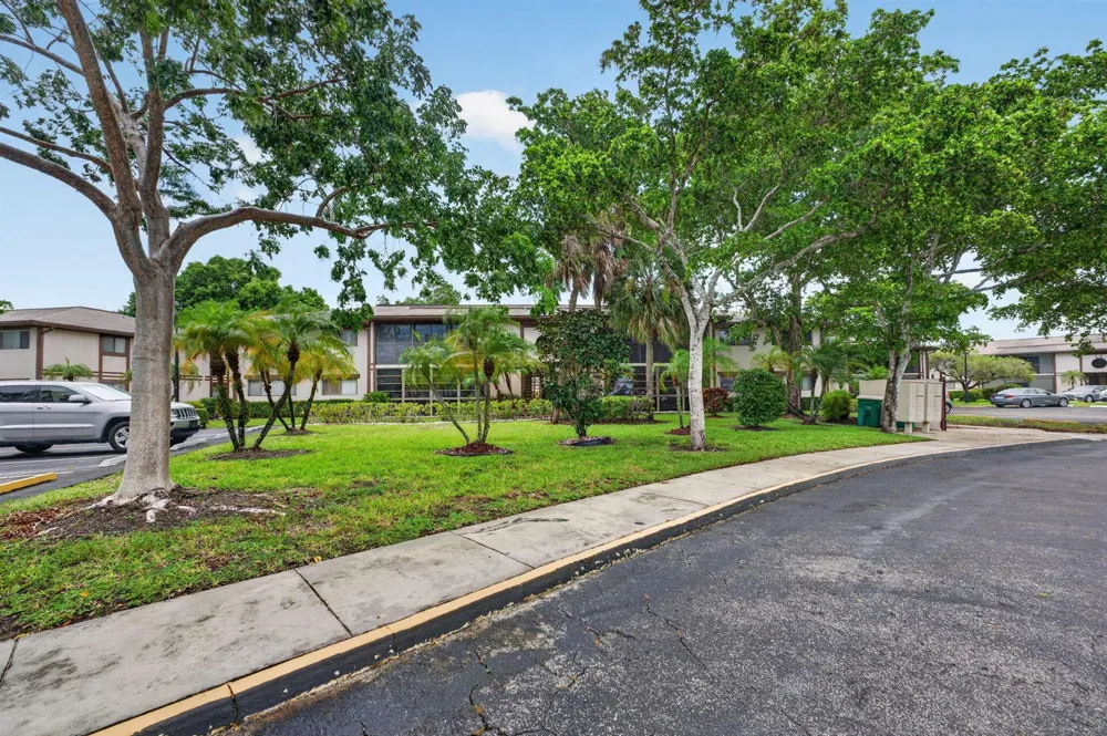 9474 S BELFORT CIRCLE #206 Tamarac, FL 33321