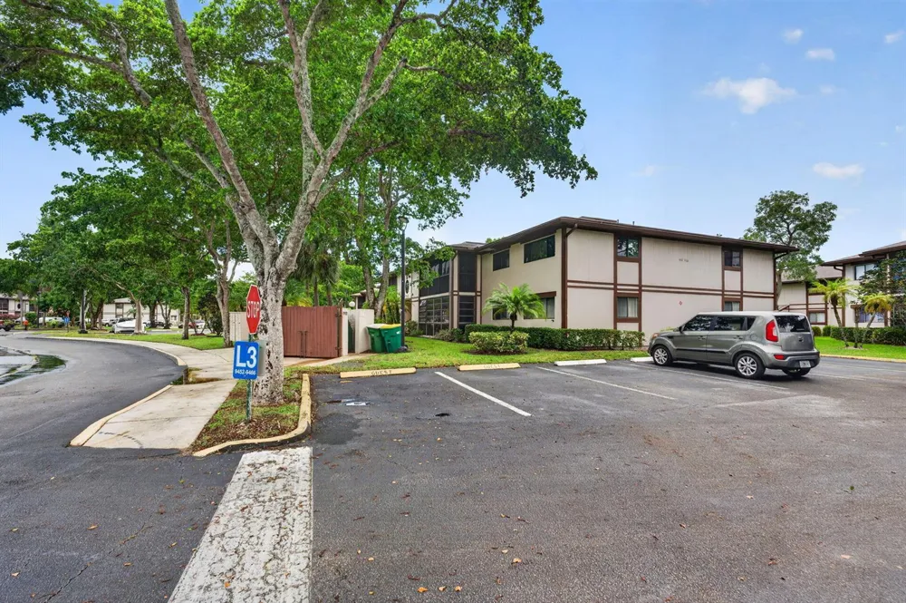 9474 S BELFORT CIRCLE #206 Tamarac, FL 33321