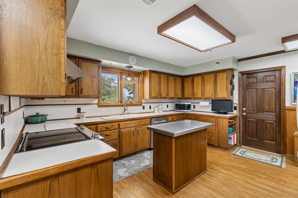 1002 Sunset Circle Yale, OK 74085