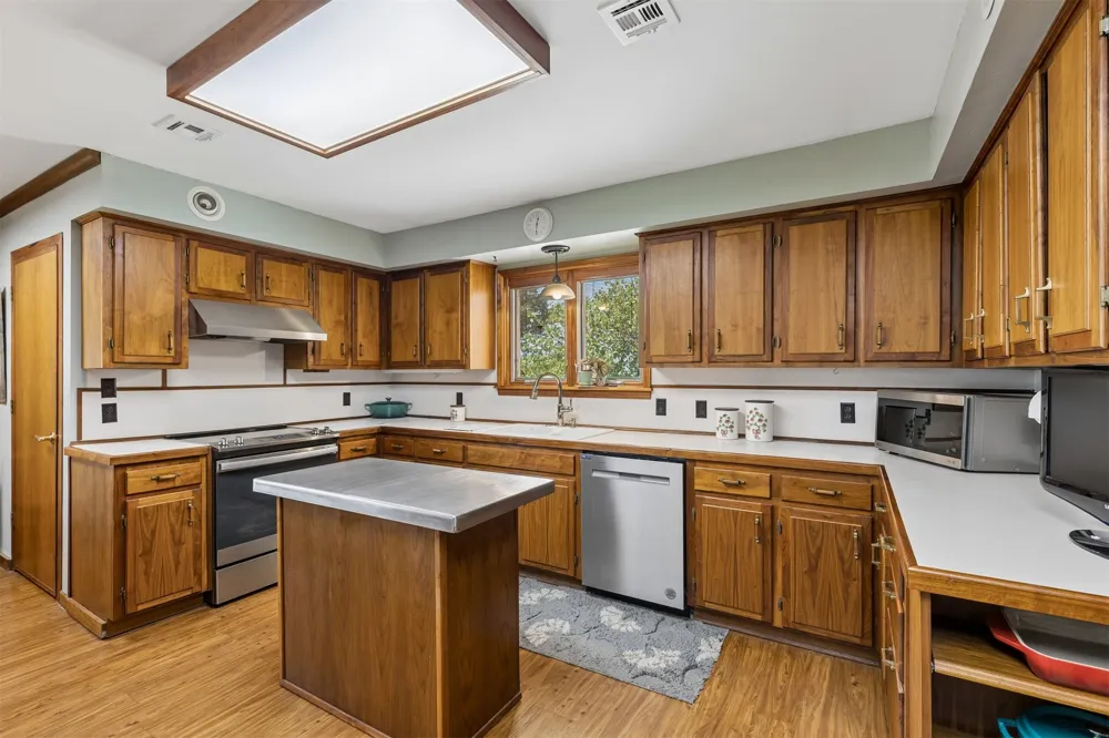 1002 Sunset Circle Yale, OK 74085