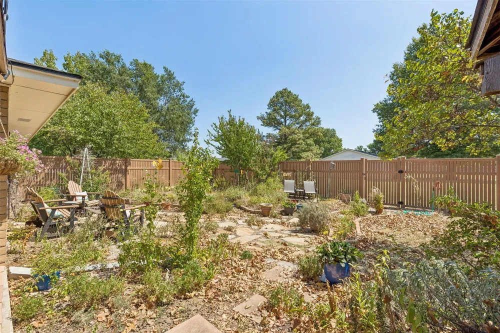 1002 Sunset Circle Yale, OK 74085