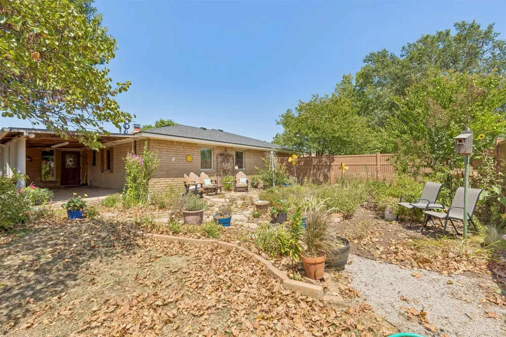 1002 Sunset Circle Yale, OK 74085